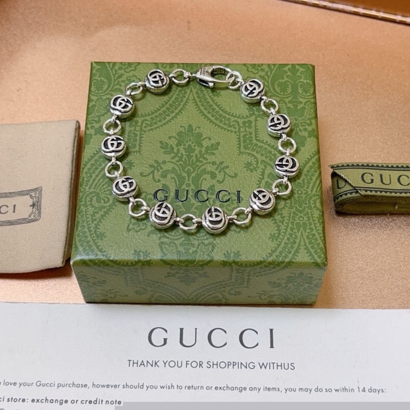 G*u*i bracelets